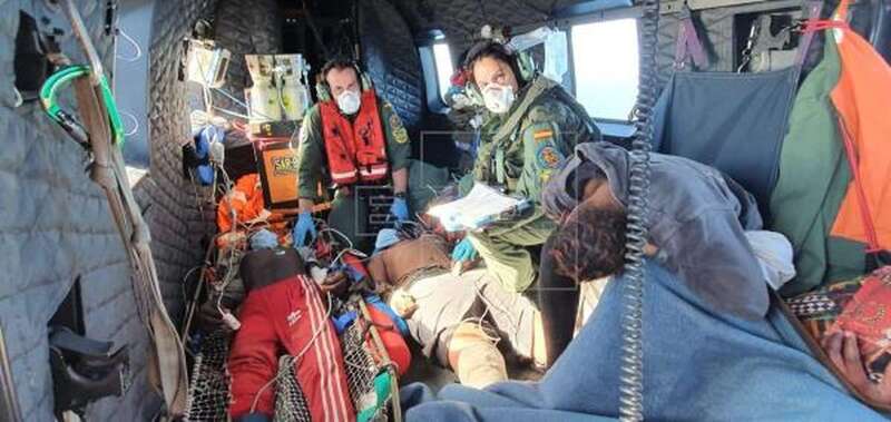 Uno de los helicópteros del SAR que recogieron a ocho de los supervivientes de una patera que llevaba dos semanas a la deriva en el Atlántico (Foto EFE / Ejército del Aire)